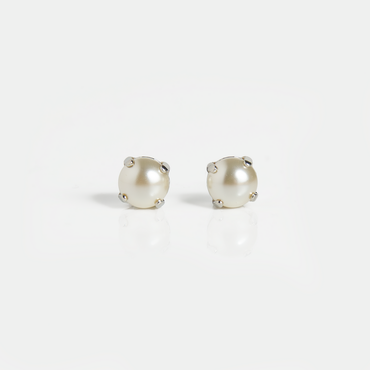 Mariana Single Pearl on Rhodium Stud
